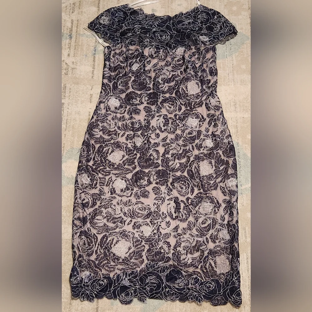 Tadashi Shoji Rose Motif Sheath Dress. Navy Size 6. NWT - Picture 2 of 7